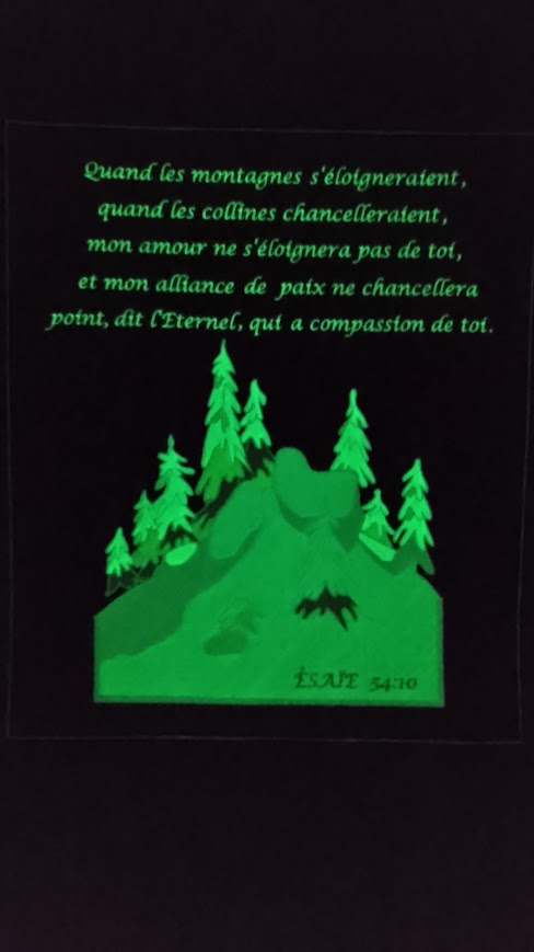 Tenture Murale Fluorescente – "Quand les montagnes…" (Ésaïe 54:10)