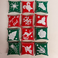 Guirlande Décorative de 4 Mini Coussins de Noël Brodés Personnalisables