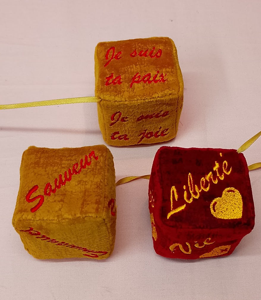 Petits dés décoratifs rouge et jaune