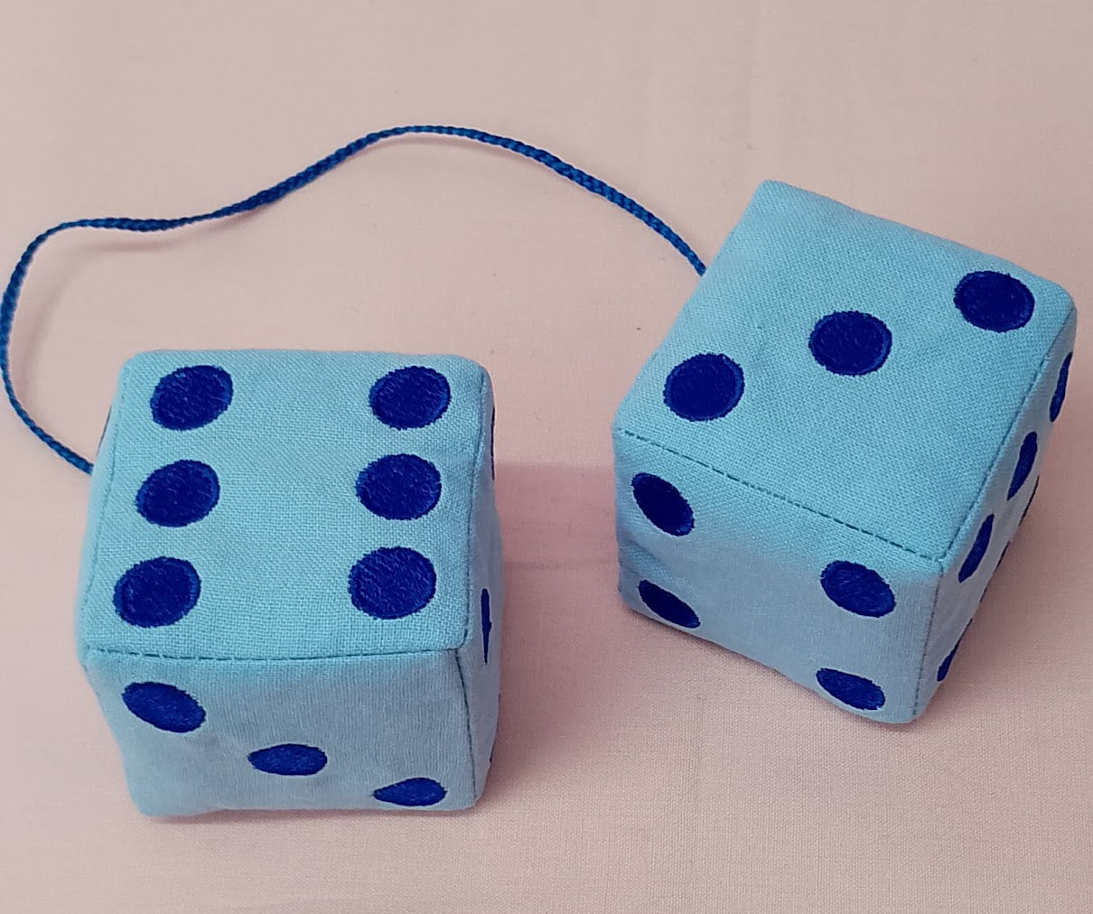 Petits dés décoratifs bleus