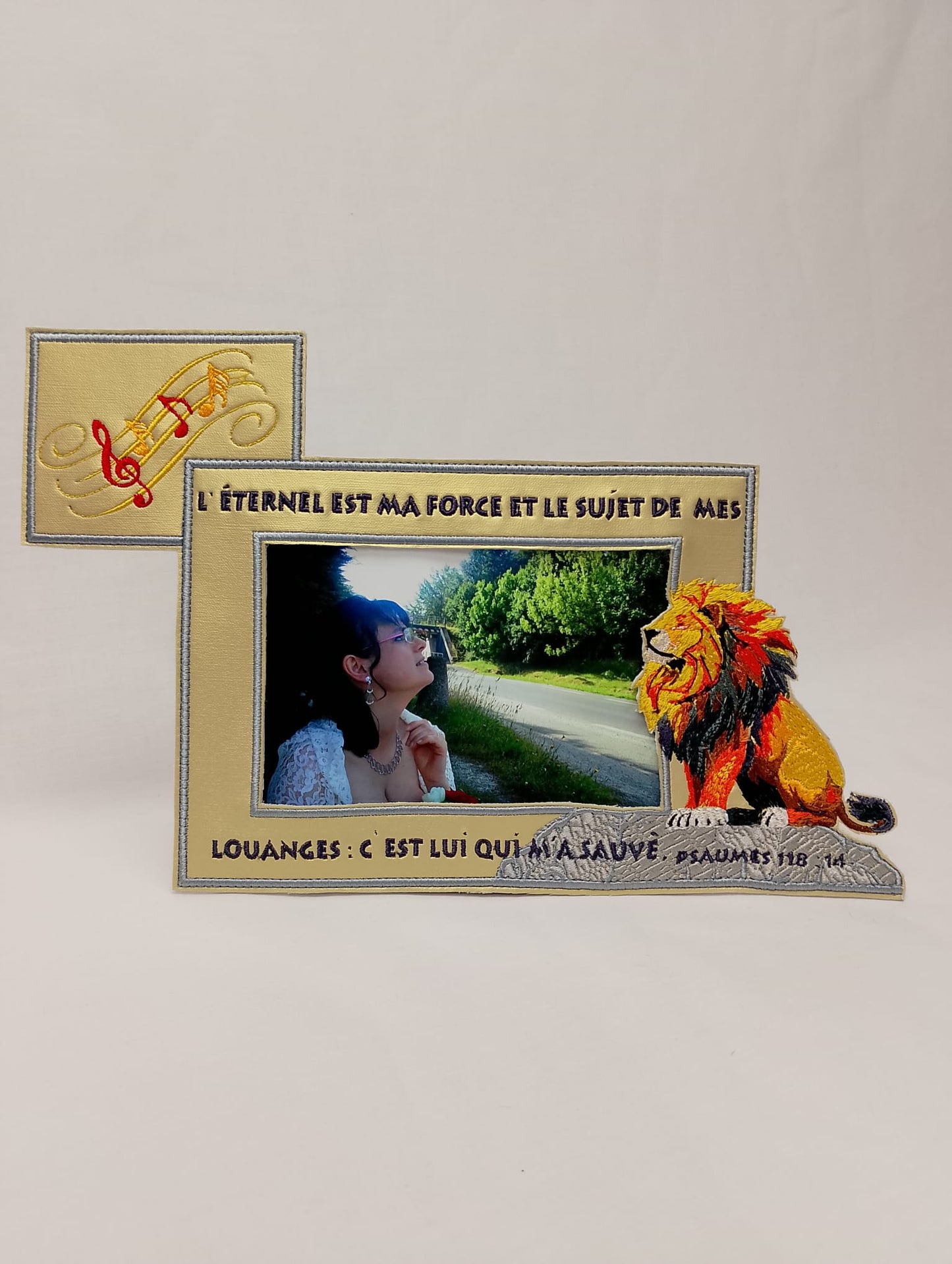 Cadre brodé personnalisé - L’Éternel est ma force - Psaumes 28:7