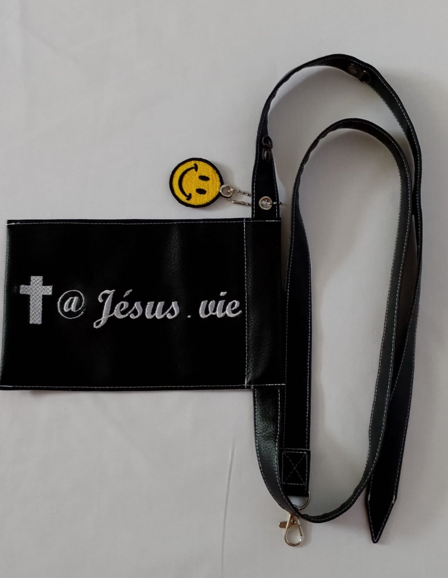 Petite Sacoche Noire Smiley  "Jésus vie"