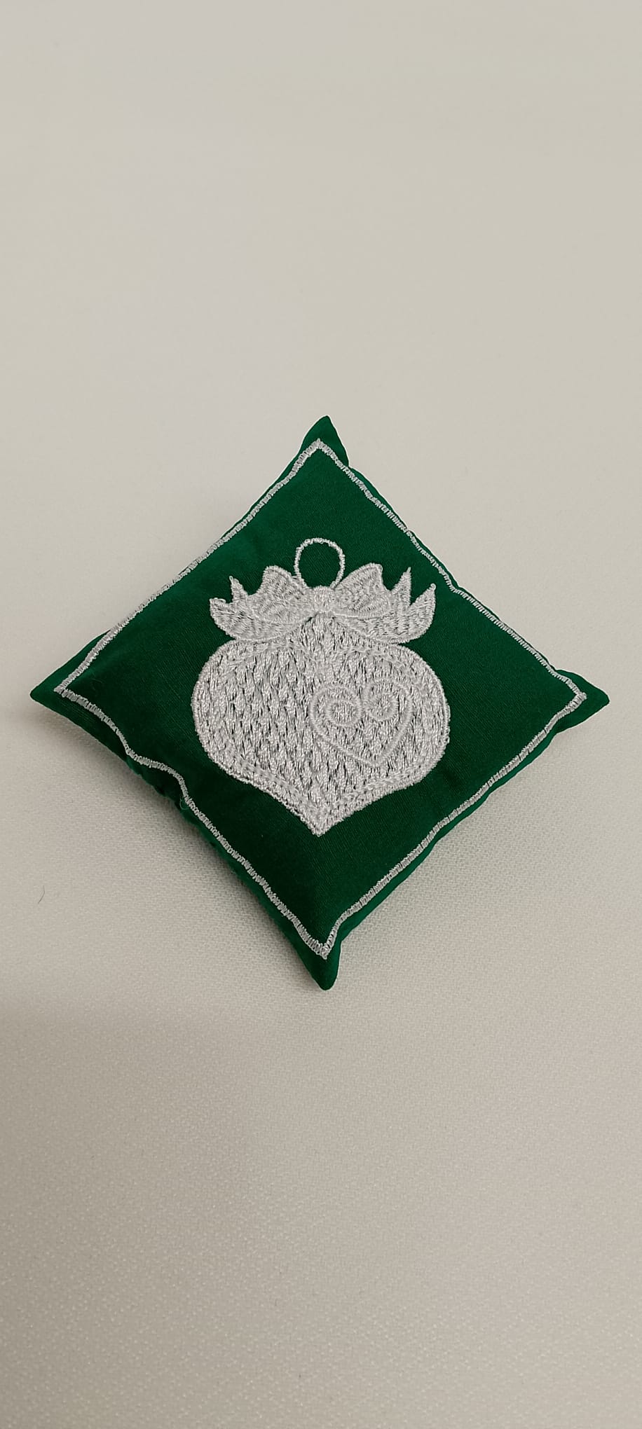 Guirlande Décorative de 4 Mini Coussins de Noël Brodés Personnalisables