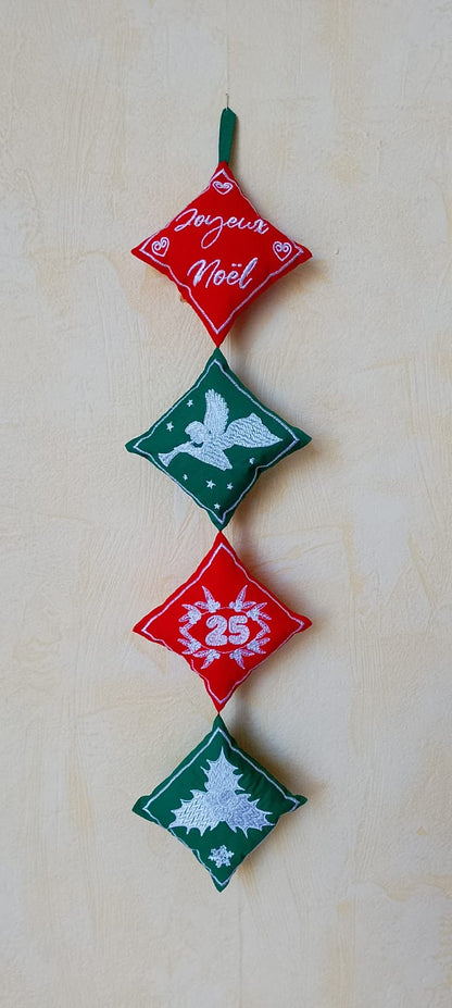 Guirlande Décorative de 4 Mini Coussins de Noël Brodés Personnalisables