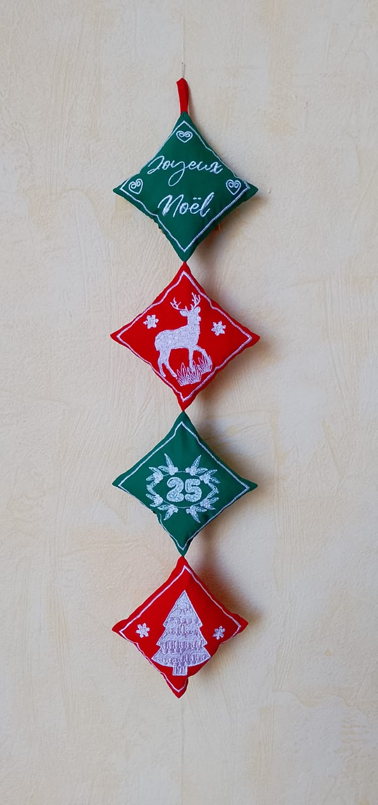 Guirlande Décorative de 4 Mini Coussins de Noël Brodés Personnalisables