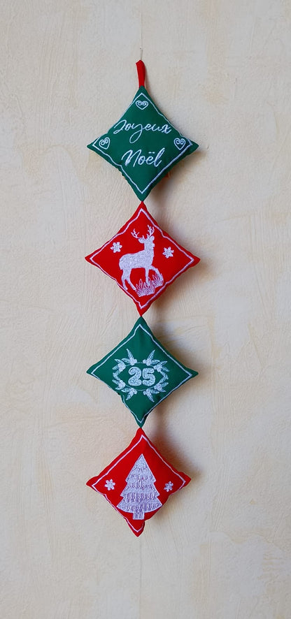 Guirlande Décorative de 4 Mini Coussins de Noël Brodés Personnalisables