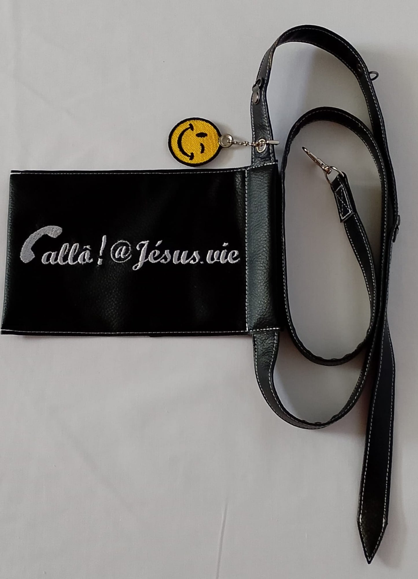 Petite Sacoche Noire Smiley  "Jésus vie"